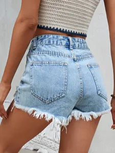 Dettaglio posteriore degli shorts in denim a vita alta azzurri con orlo a frange vivo