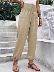 Vue détaillée du pantalon de jogging kaki à taille haute élastique pour femme avec poche