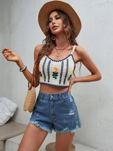Détail d'un short en jean taille haute délavé avec ourlet effiloché