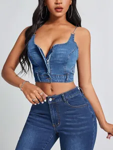 Detailweergave van een sexy denim crop top met diepe V-rits aan de voorkant en kettingen