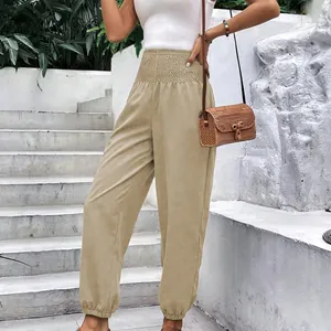 Détail du pantalon kaki à taille haute smockée avec poignets élastiques pour femmes