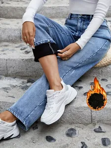 Détail de la doublure en polaire thermique d'un jean en denim bleu droit