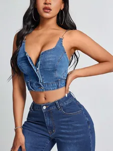 Detailopname van een denim camisole met metalen kettingbandjes en een ritssluiting