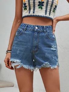 Gros plan d'un short en jean bleu à taille haute avec détails déchirés et ourlets effilochés