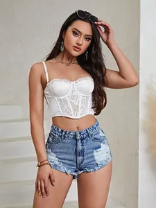 Detailaufnahme einer modischen High-Waist-Jeansshorts mit Destroyed-Effekten