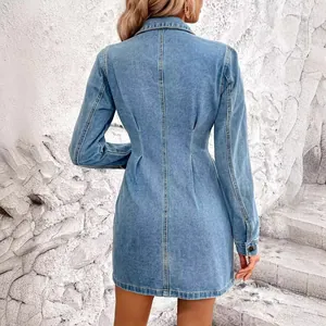 Robe courte en denim vintage bleu clair à manches longues avec taille cintrée vue de dos