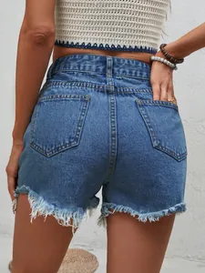Vue arrière détaillée d'un short en jean taille haute décontracté avec ourlet effiloché