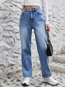 Détail du jean denim bleu clair à coupe droite et taille haute pour une allure élancée.