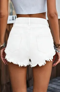 Detailansicht der Rückseite von weißen Denim-Shorts mit hoher Taille und Fransensaum