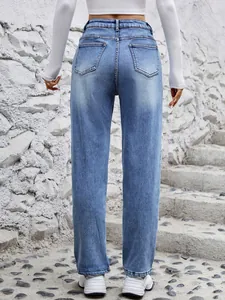 Vue arrière détaillée d'un jean bleu à taille haute et jambe droite classique