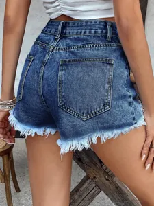 Dettaglio ravvicinato dell'orlo sfrangiato e della tasca posteriore di shorts in denim