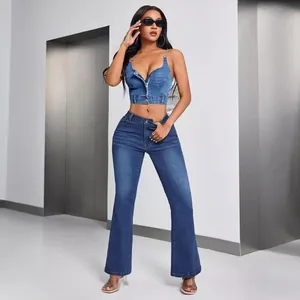 Stijlvolle denim set met diepe V-hals crop top en flared jeans voor dames in de zomer