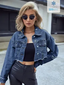 Chaqueta vaquera corta azul con dobladillo deshilachado y prácticos bolsillos