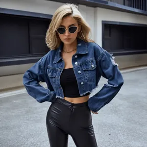 Cazadora vaquera corta para mujer con dobladillo deshilachado estilo urbano casual