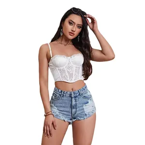 Lässige Damen High-Waist Denim Shorts mit Distressed Löchern und ausgefransten Säumen