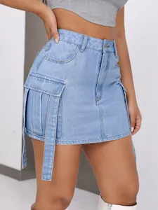 Vue détaillée d'une mini-jupe cargo en jean bleu clair avec des rubans décoratifs