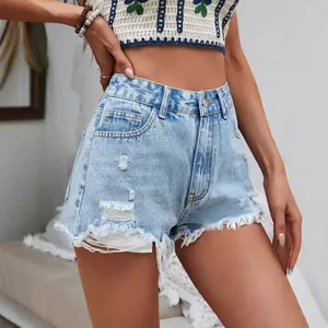 Pantaloncini di jeans azzurri a vita alta alla moda con dettagli strappati e orli sfrangiati