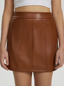 Vue détaillée d'une mini-jupe marron en cuir PU avec coutures décoratives