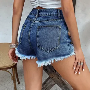 Pantaloncini di jeans a vita alta con orlo sfrangiato e dettagli strappati retro