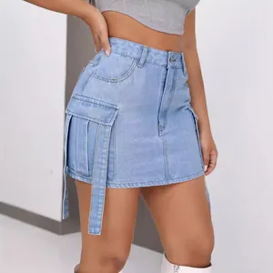 Mini-jupe cargo en denim bleu clair avec lanières décoratives et grandes poches