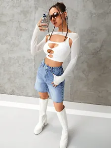 Modische High-Waist-Jeansshorts für Damen mit offenem Saum und trendigem Distressed-Look