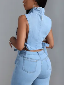 Vista posteriore del sexy top all'americana in denim azzurro con nastri regolabili.