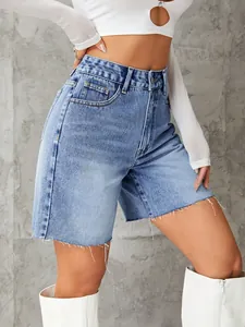 Detaillierte Nahaufnahme einer High-Waist-Denim-Shorts mit rohem Saum und Vintage-Wasch