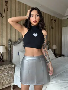 Mini-jupe trapèze chic en similicuir argenté métallisé avec coupe moulante flatteuse pour femme