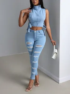 Vista dettagliata di un elegante crop top in denim azzurro con lacci laterali rifiniti.
