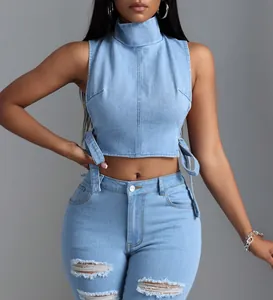 Vista dettagliata di un crop top in denim senza maniche azzurro con lacci laterali