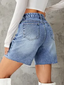 Detailansicht der High-Waist-Jeans-Shorts mit Fransensaum und klassischen Gesäßtaschen.