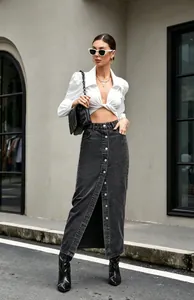 Gedetailleerde weergave van een retro antraciet denim maxi-rok met knoopsluiting voor