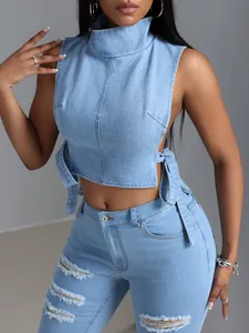 Sexy crop top in denim azzurro con lacci laterali e collo alto abbinato a jeans