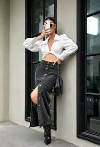 Stijlvolle retro antraciet denim maxi-rok met knoopsluiting en een modieuze hoge split