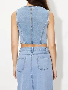 Vue arrière détaillée de l'ensemble gilet en jean col V et jupe assortie