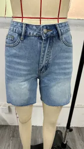 Detaillierte Vorderansicht von hellblauen High-Waist-Jeans-Shorts an einer Puppe