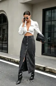 Stijlvolle hoog getailleerde antraciet denim maxi-rok met knopen op model in straatbeeld