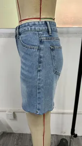 Seitendetail einer modischen blauen Jeans-Shorts mit hoher Taille und offener Saumkante.