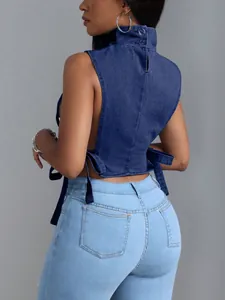 Vista dettagliata posteriore di un sexy top in denim blu scuro con lacci regolabili in vita