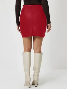 Vue arrière d'une mini-jupe rouge en similicuir PU coupe trapèze et silhouette ajustée