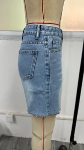 Detailansicht der hellblauen Jeansshorts mit hoher Taille, ungesäumtem Rand und Tasche.