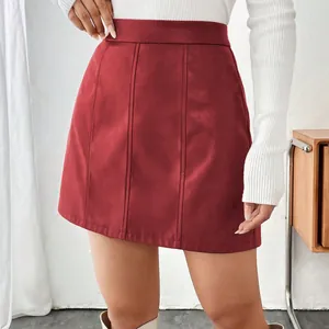 Vue détaillée de haute qualité d'une mini-jupe trapèze en similicuir rouge élégante.