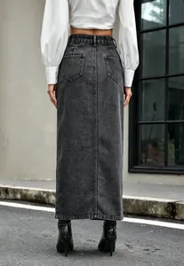 Gedetailleerd achteraanzicht van een vintage gewassen antraciet denim maxi-rok met zakken
