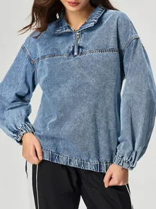 Primo piano della giacca pullover in denim con mezza zip e polsini elastici.