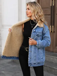 Oversize-Jeansjacke in Blau mit warmem, beigem Fleece-Futter für sehr kalte Tage