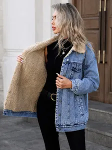 Oversized μπλε τζιν μπουφάν με ζεστή μπεζ επένδυση fleece για το χειμωνιάτικο κρύο