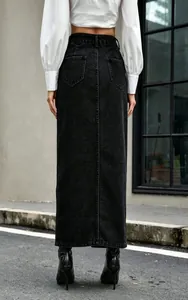 Achteraanzicht van een retro zwarte denim maxi-rok met hoge taille en zakken