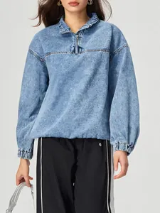 Dettaglio del colletto con zip e della trama denim di questa giacca pullover dal taglio ampio