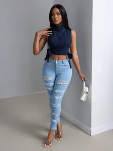 Foto in studio di un elegante crop top in denim blu navy con dettagli di lacci laterali