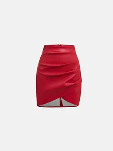 Vue détaillée de la mini-jupe rouge en simili cuir avec un design drapé et froncé.